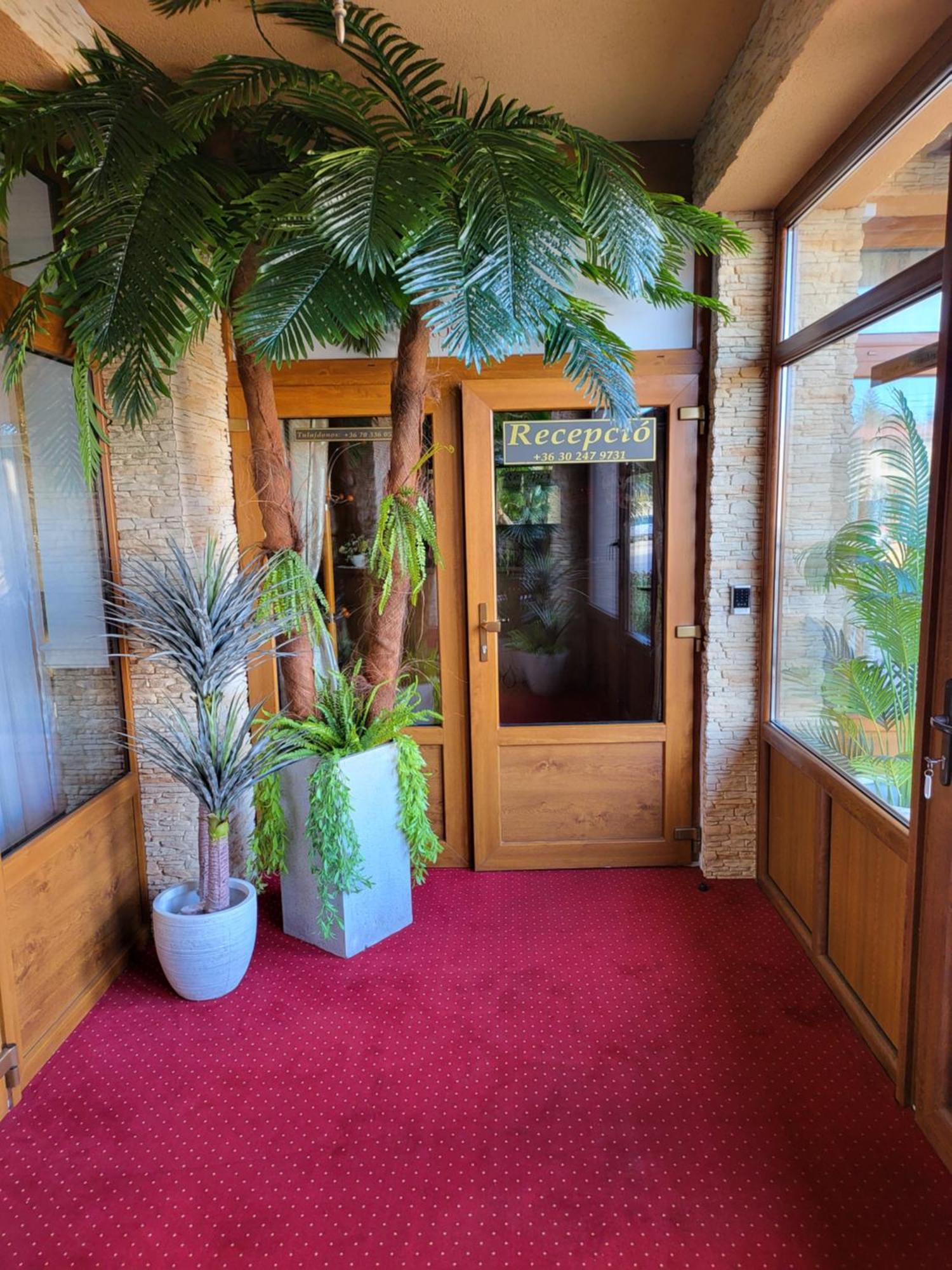 Bed and Breakfast Voeroes Alom Panzio Tiszakécske Exterior foto