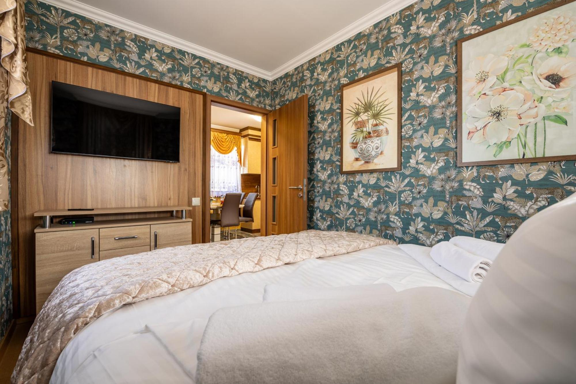 Bed and Breakfast Voeroes Alom Panzio Tiszakécske Exterior foto