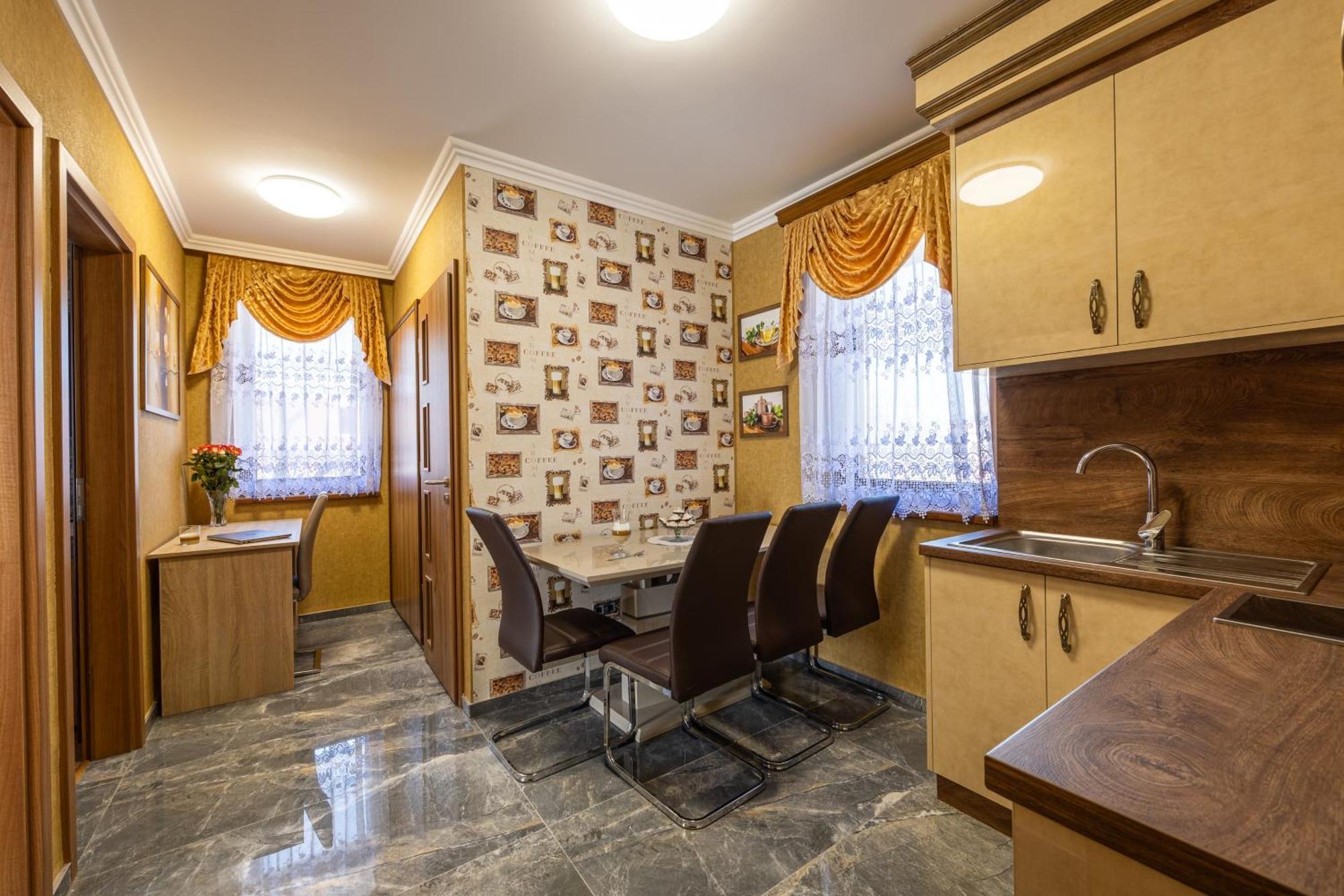 Bed and Breakfast Voeroes Alom Panzio Tiszakécske Exterior foto