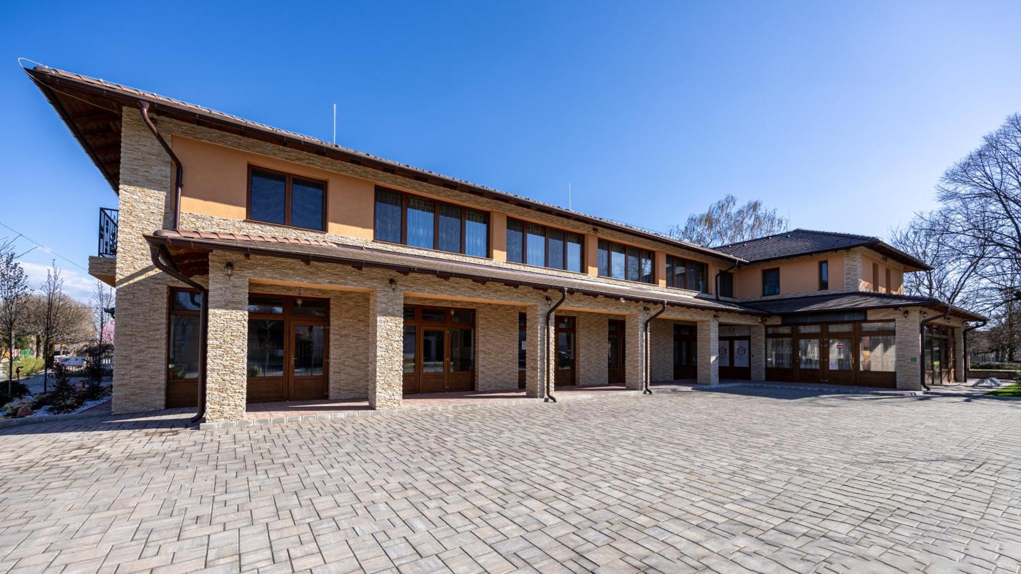 Bed and Breakfast Voeroes Alom Panzio Tiszakécske Exterior foto