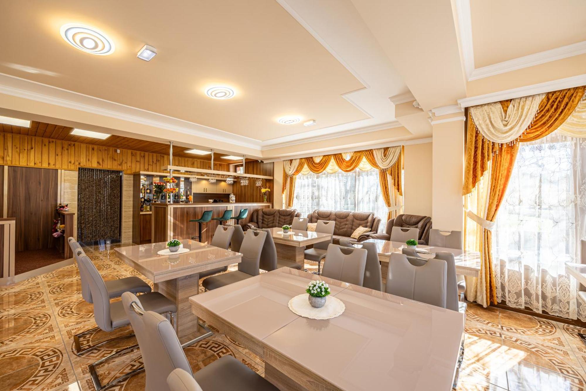 Bed and Breakfast Voeroes Alom Panzio Tiszakécske Exterior foto